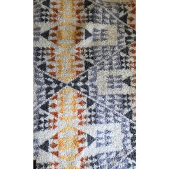 Pendleton Arrow Point  Comforter Blanket Geometric Tribal Pattern  100 x 94 - Picture 1 of 3